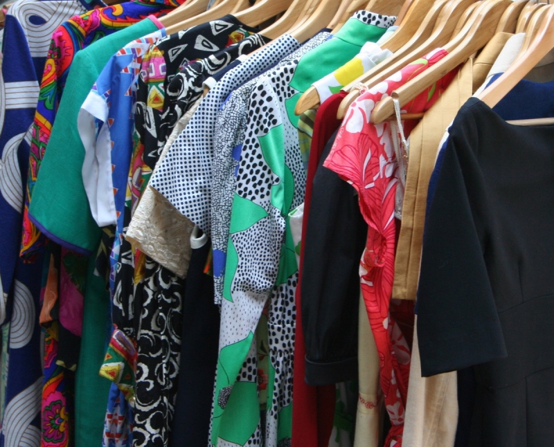 vente-TOUET SUR VAR-min_dresses_apparel_clothing_clothes_clothes_hangers_wooden_hangers_retail_shop_closet-1149845