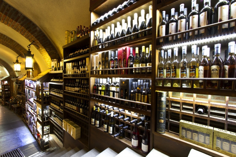 vente-TOUET SUR VAR-min_world_street_travel_shop_canon_georgia_wine_bottles-429767